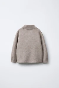 PULL EN MAILLE À BOUTONS