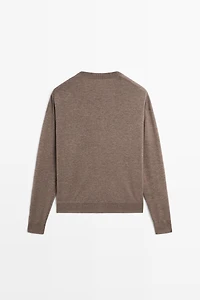 Fine knit round neck sweater