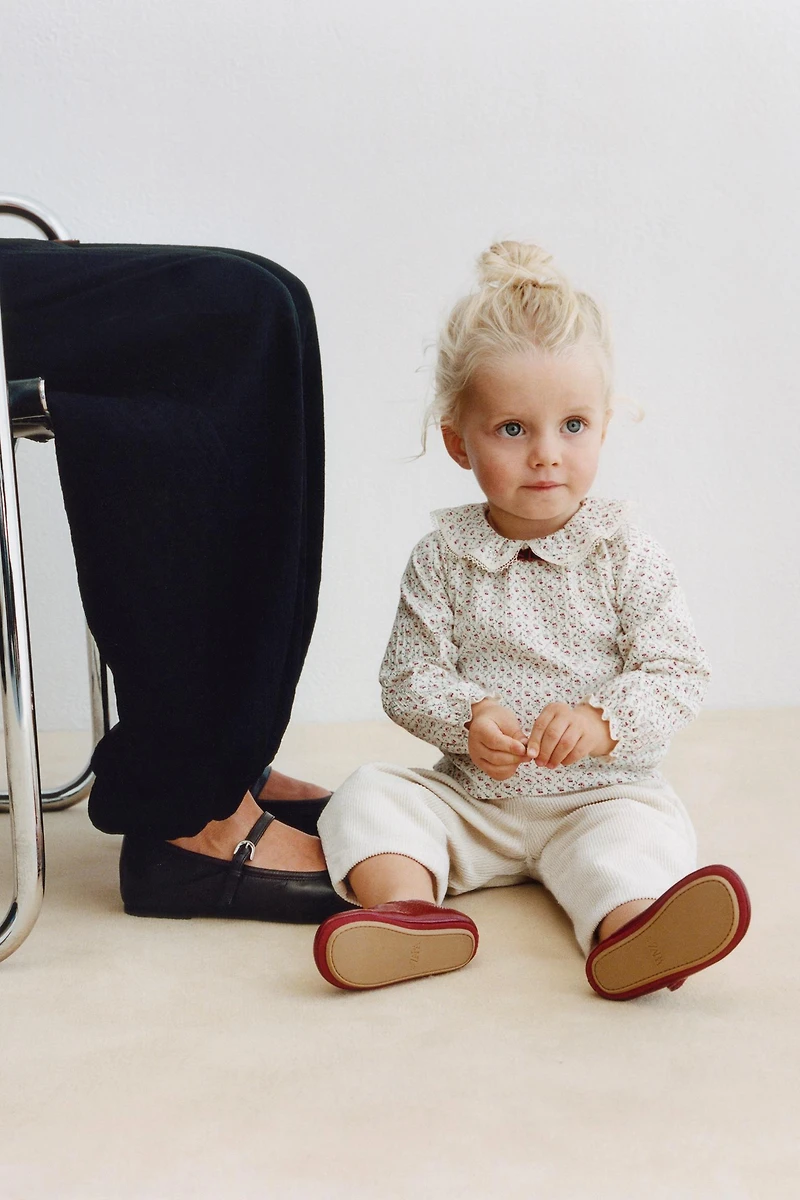 HAUT À COL CLAUDINE ET FLEURS