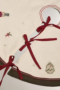 DECORATIVE EMBROIDERED CHRISTMAS TREE SKIRT