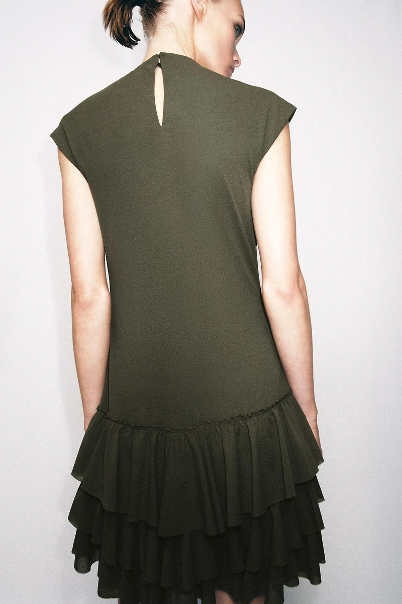 ROBE COURTE À VOLANTS