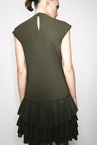 ROBE COURTE À VOLANTS