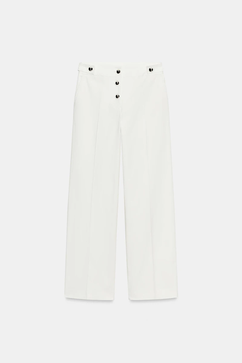 PANTALON À BOUTONS MÉTALLIQUES