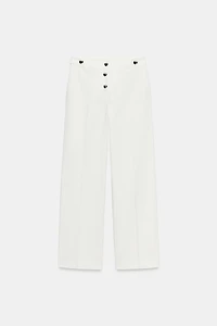 PANTALON À BOUTONS MÉTALLIQUES