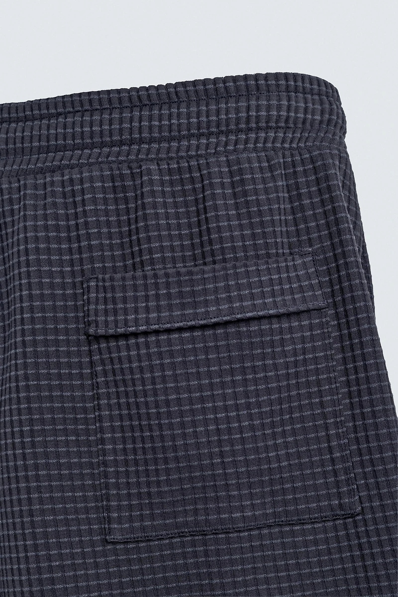 TEXTURED JOGGER SHORTS