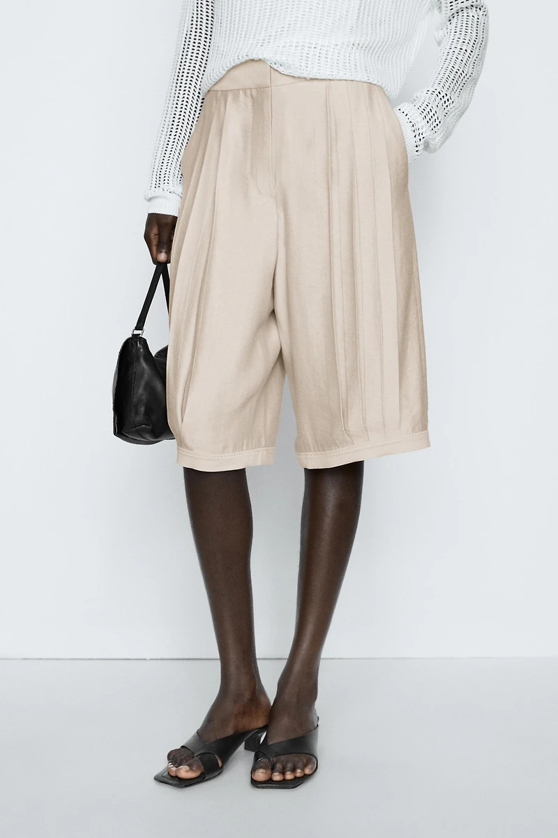 Flowing pleated Bermuda shorts - STUDIO