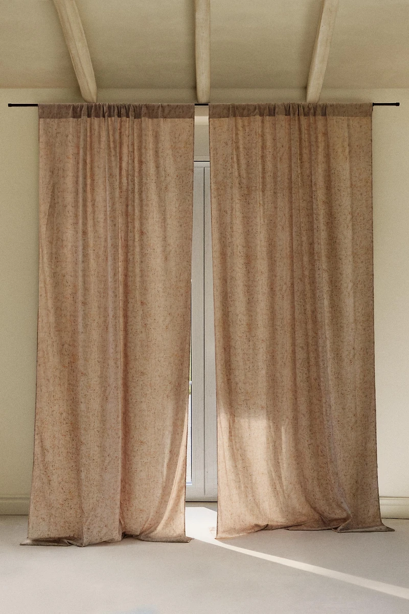 FLORAL CURTAIN WITH MEDIUM FILTRATION