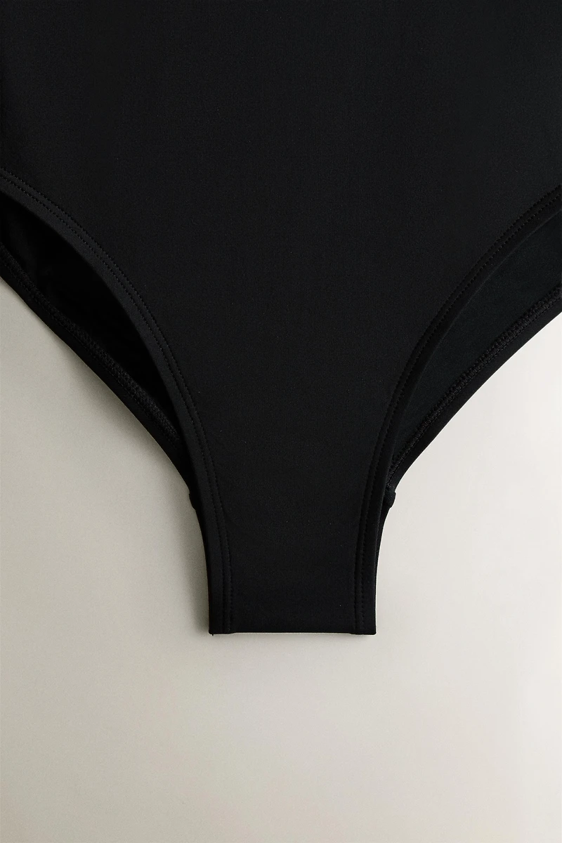 CONTRAST BAND BEACH SWIMSUIT