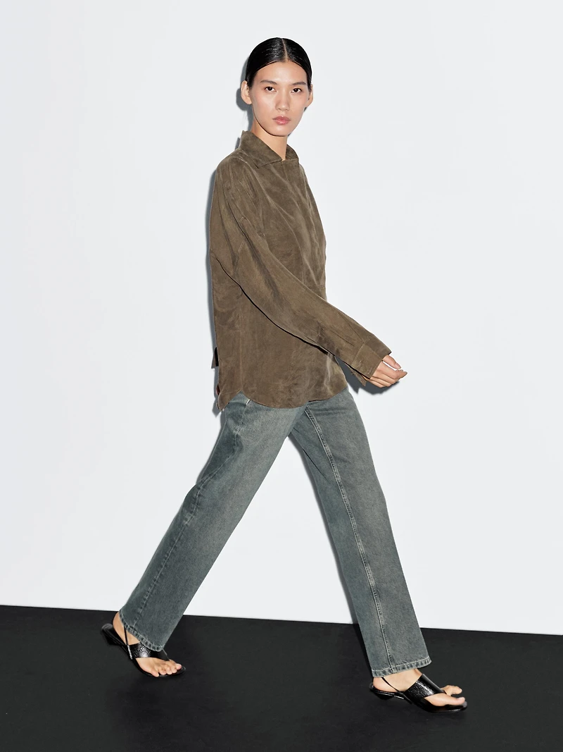 Blouse with zip on the chest