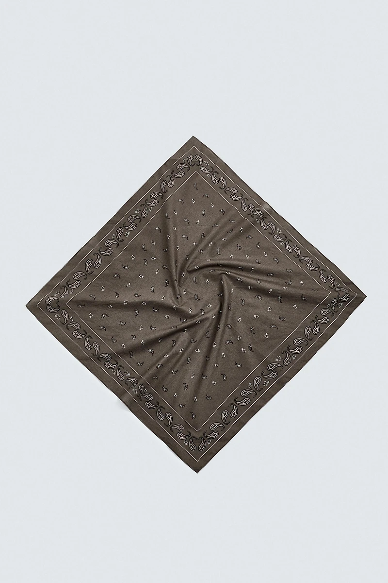 PAISLEY PRINT BANDANA