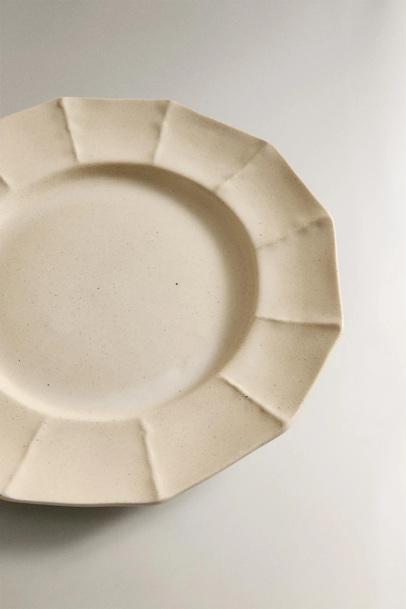 ASSIETTE PLATE GRÈS RELIEF LIGNES CADRE