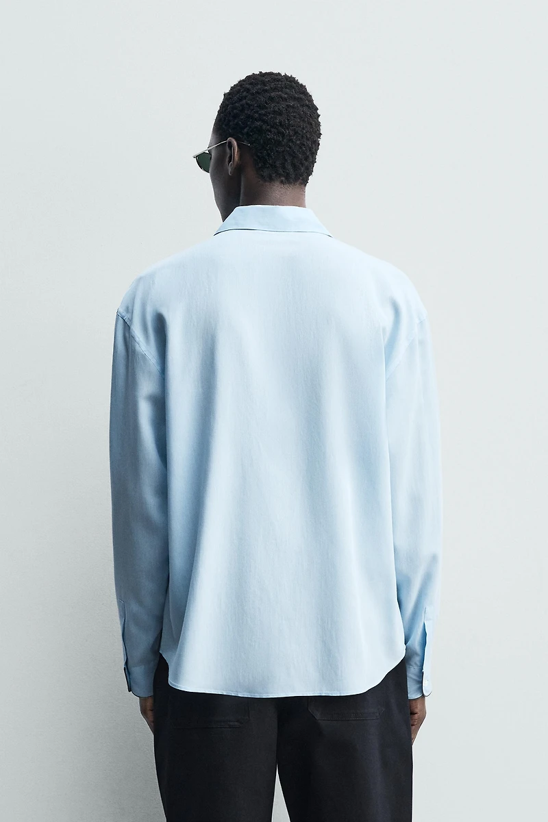 CHEMISE À RAYURES ET LISERÉS CONTRASTANTS