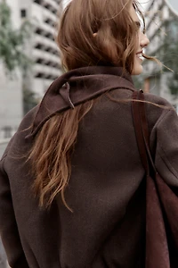 VESTE DOUCE AVEC FINITIONS EN MATIÈRE SYNTHÉTIQUE