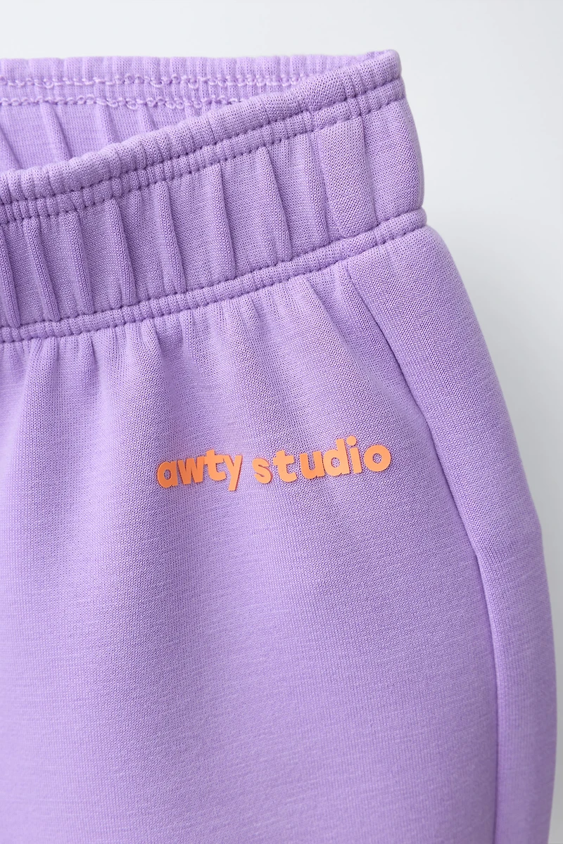 ATHLETIC EMBOSSED TEXT SHORTS