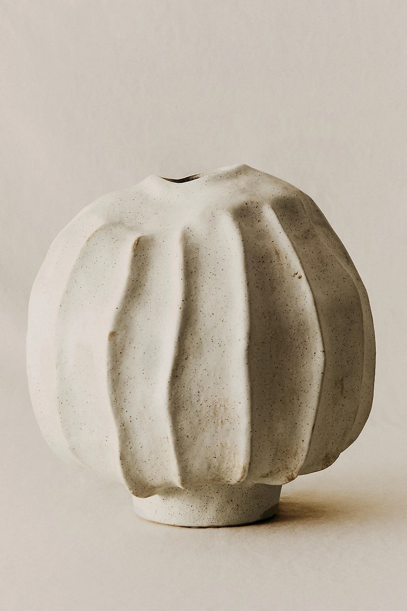 ROUND DECORATIVE CERAMIC VASE