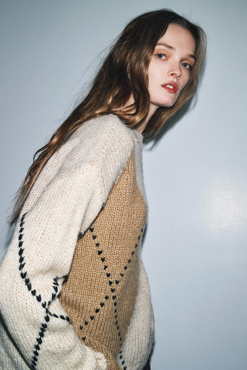 PULL EN MAILLE À LOSANGES