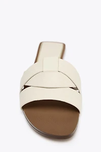 FLAT CROSSED LEATHER SANDALS