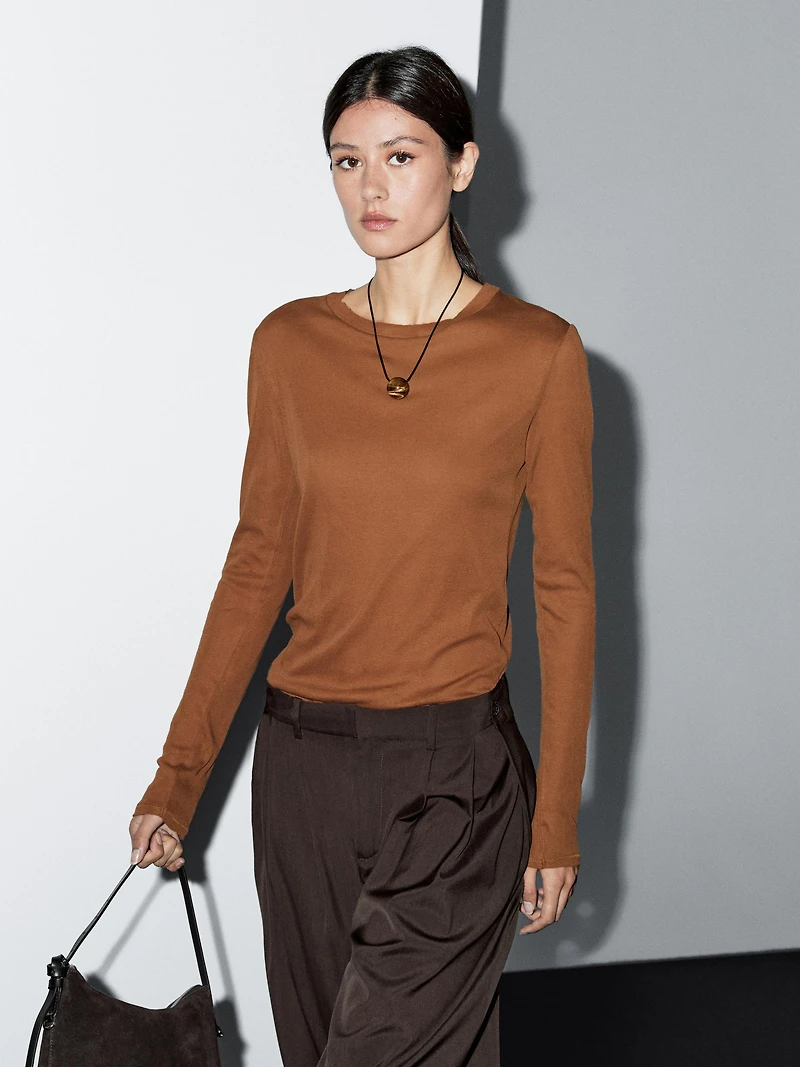 100% cotton T-shirt with neck detail