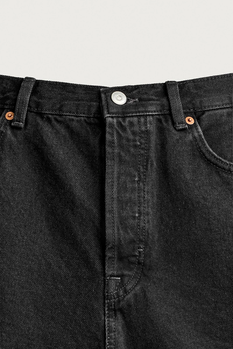 STRAIGHT FIT DENIM SHORTS