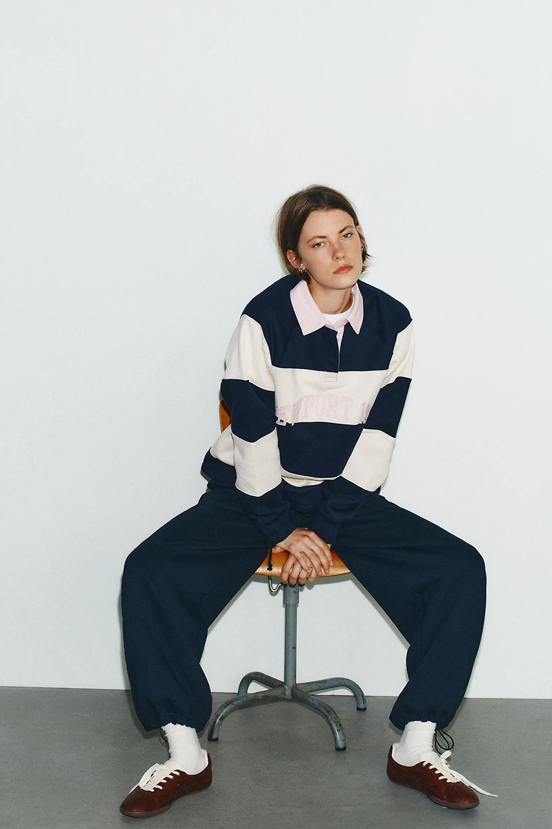 STRIPED TEXT POLO SWEATSHIRT
