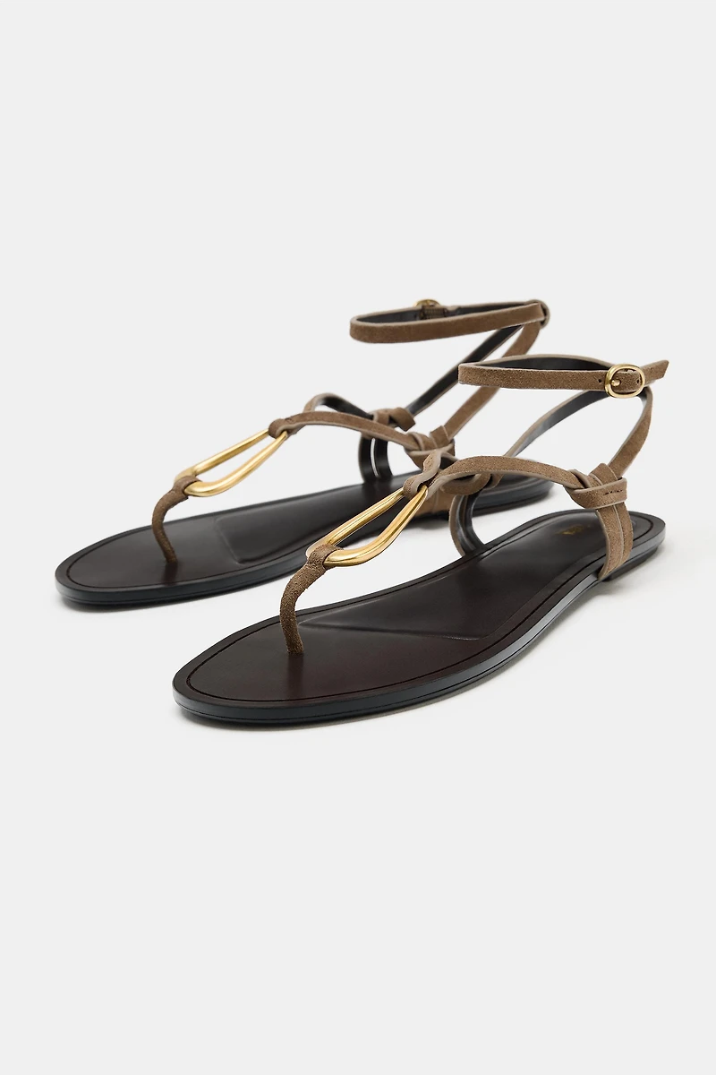 SANDALES EN CUIR AVEC PIÈCE MÉTALLIQUE