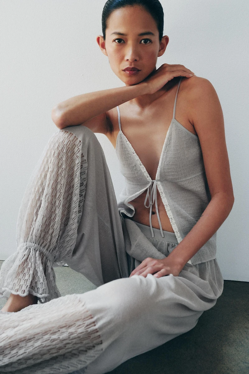 SHIRRED LACE TOP