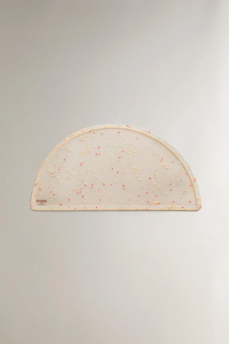 CHILDREN'S SILICONE PLACEMAT WITH CONFETTI DESIGN.