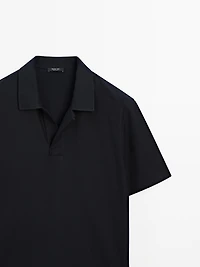 Polo texturé bouton dissimulé