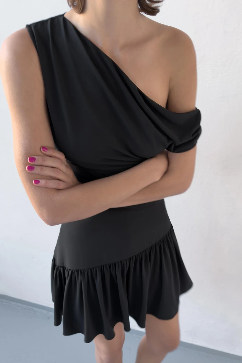 ROBE COURTE ASYMÉTRIQUE