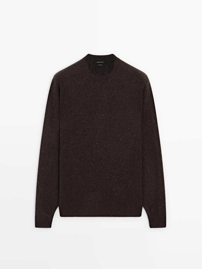 Round neck knit sweater with contrast detail