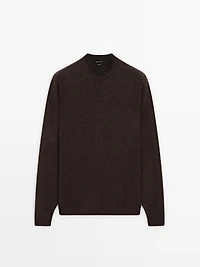 Round neck knit sweater with contrast detail