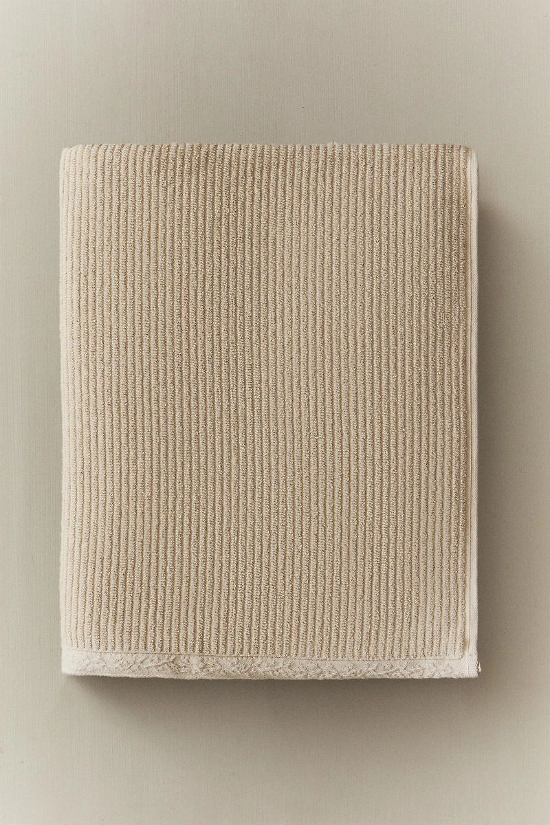 TEXTURED BATH TOWEL