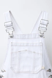 ROBE-SALOPETTE EN JEAN SURPIQÛRES CONTRASTANTES