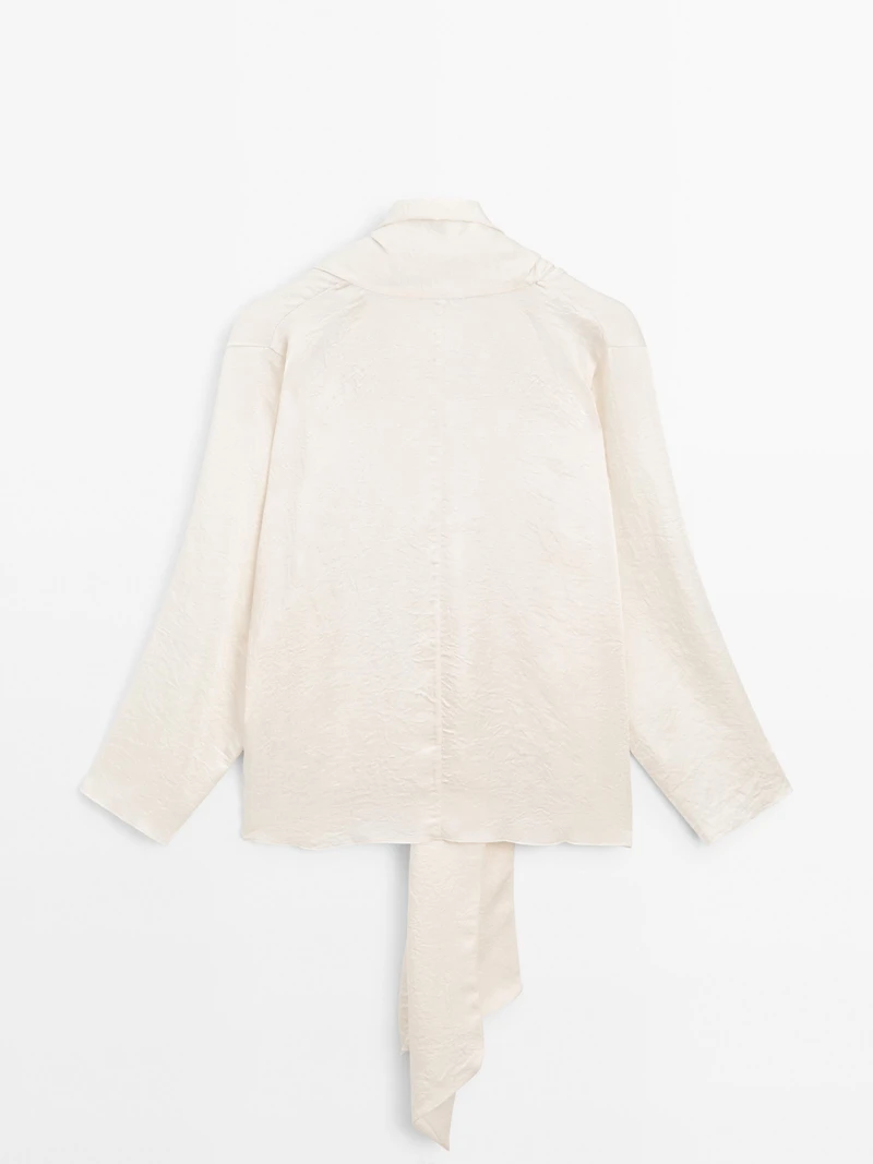 Flowing blouse with tie