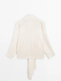 Flowing blouse with tie