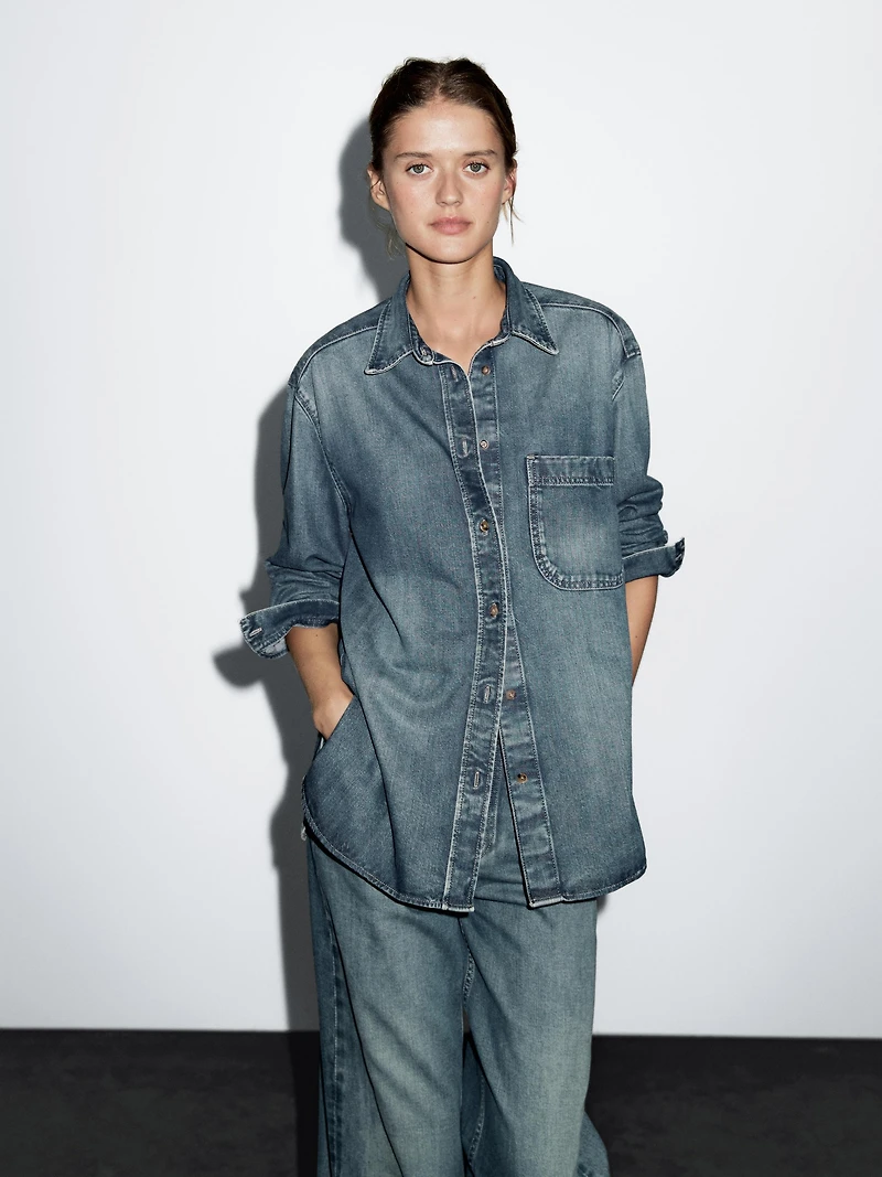 Loose-fitting denim shirt with pockets