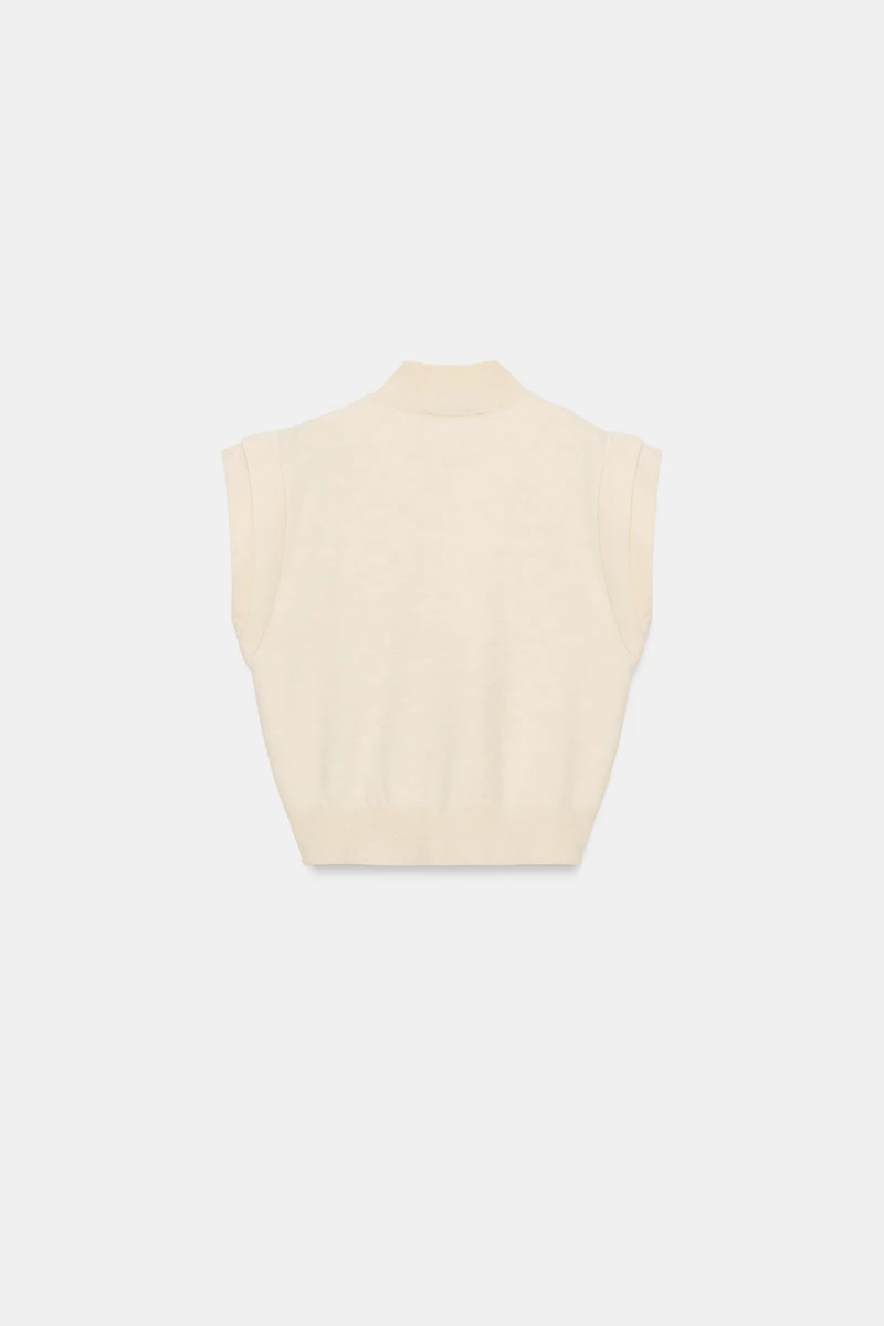 TOP EN MAILLE AVEC ÉPAULES MARQUÉES