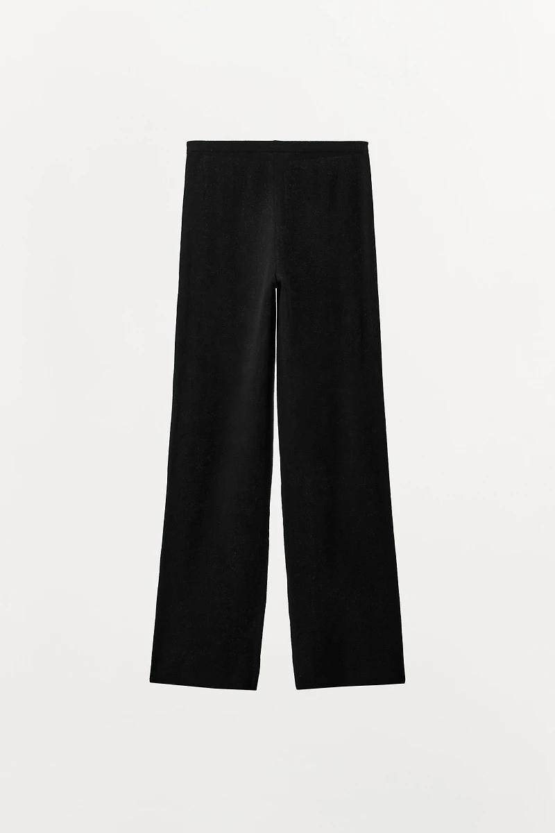 PANTALON EN MAILLE AVEC BOUTONS