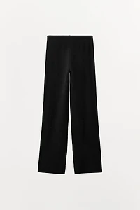 PANTALON EN MAILLE AVEC BOUTONS