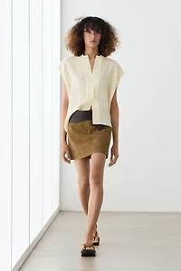 Flowing 100% linen shirt with button detail