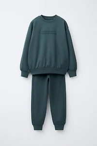 INTERLOCK SWEATSHIRT AND JOGGER SET WITH EMBOSSED TEXT