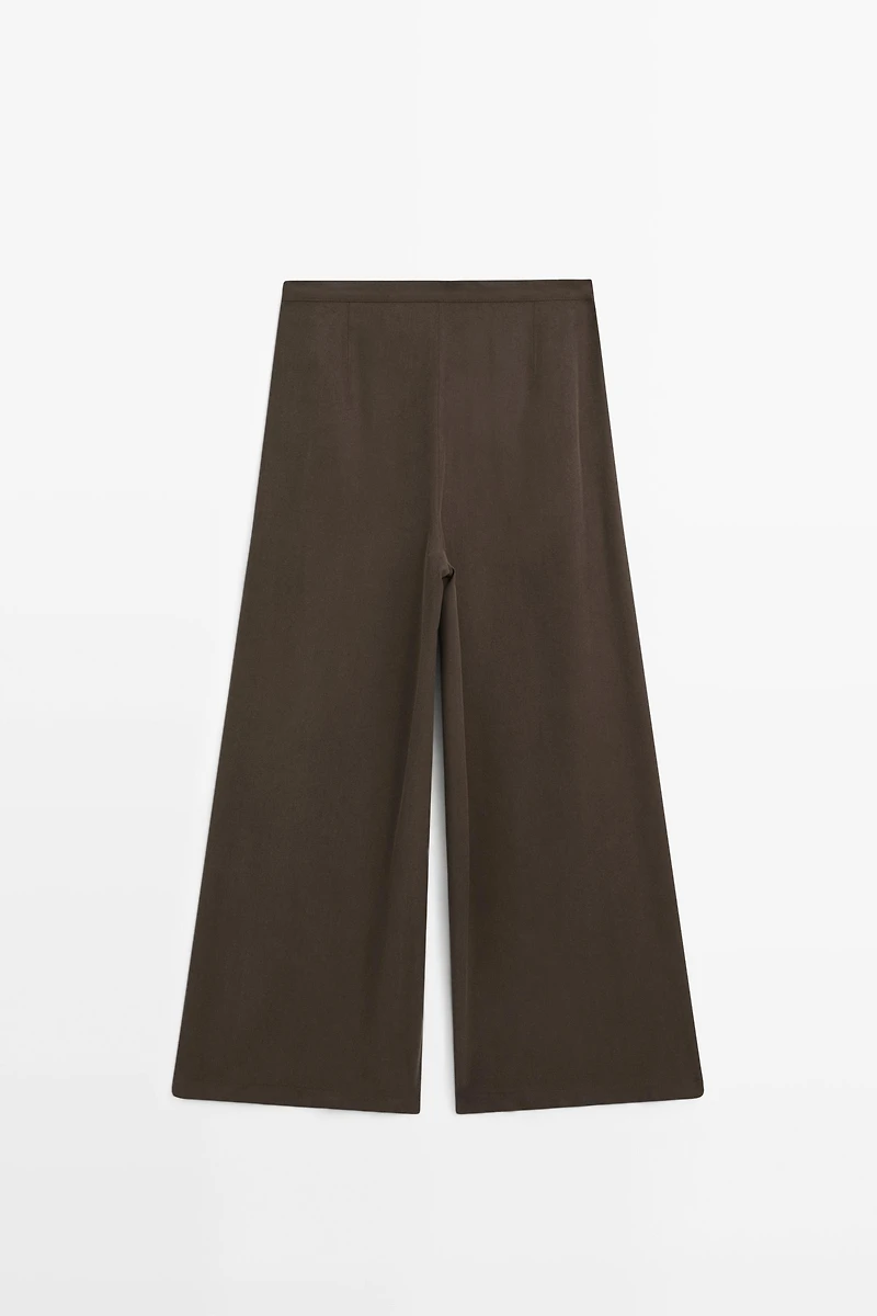 Flowing wide-leg pants with dart detail