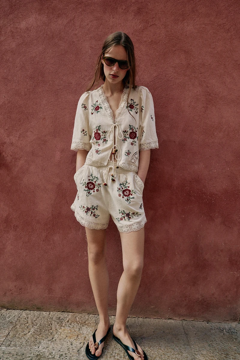 EMBROIDERED FLORAL TOP