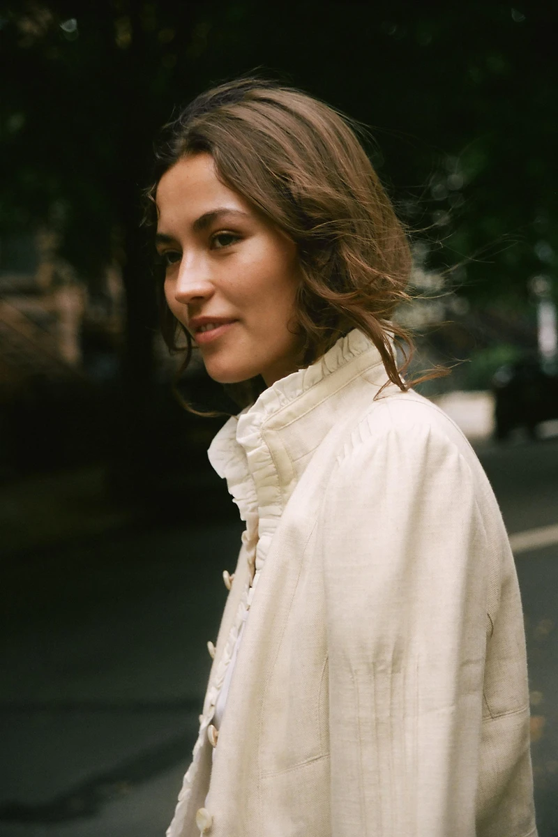 VESTE COURTE À VOLANTS