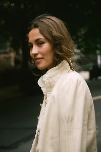 VESTE COURTE À VOLANTS