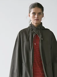 Trench tissu technique à capuche