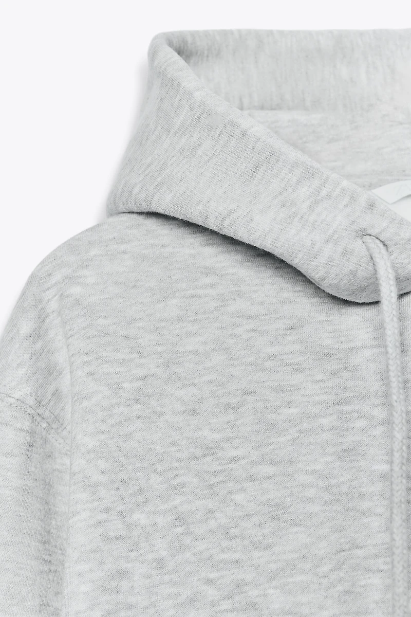 SWEAT BASIQUE À CAPUCHE