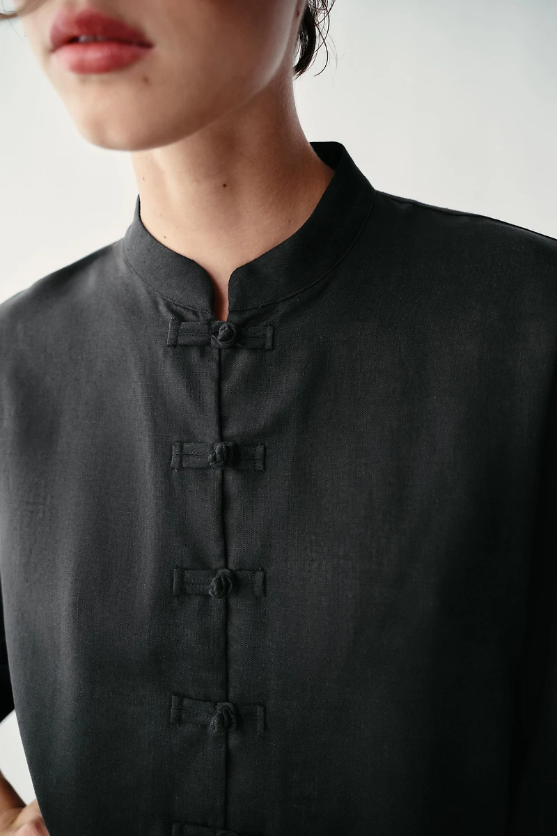 LINEN SHIRT WITH FROG FASTENING