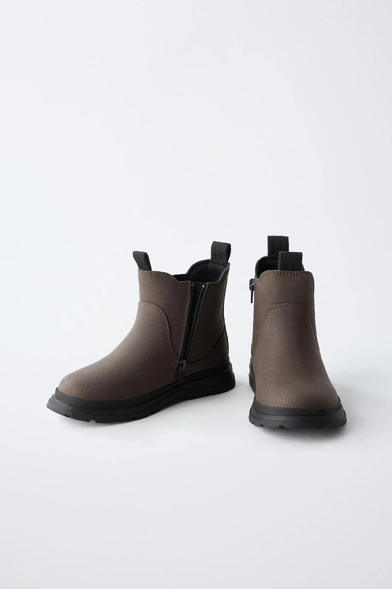 CHELSEA BOOTS