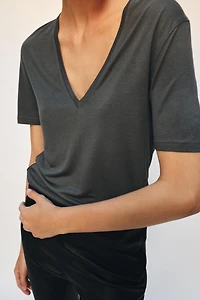 FLOWY V-NECK T-SHIRT